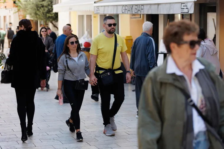 Zar nije malo prerano? Dama u centru Zadra se skinula u kupaći kostim: Svi je gledali u čudu, ali ona ne mari