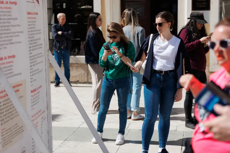 Zar nije malo prerano? Dama u centru Zadra se skinula u kupaći kostim: Svi je gledali u čudu, ali ona ne mari