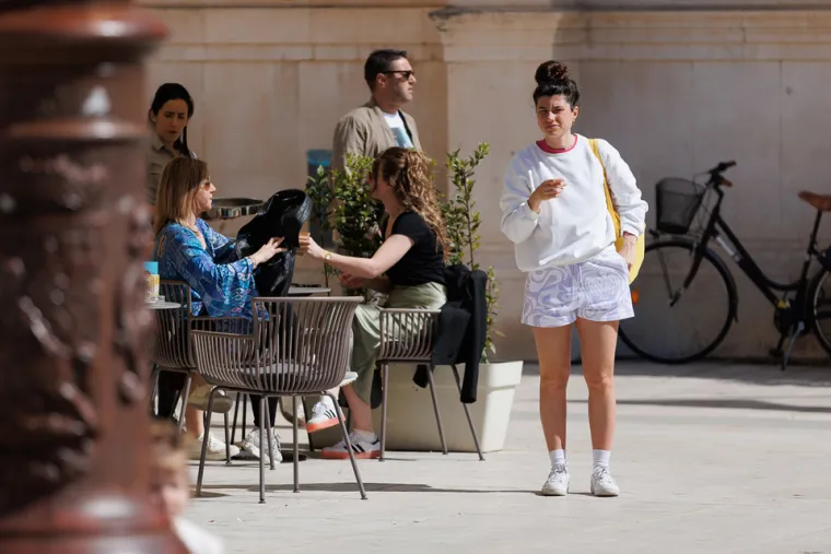 Zar nije malo prerano? Dama u centru Zadra se skinula u kupaći kostim: Svi je gledali u čudu, ali ona ne mari