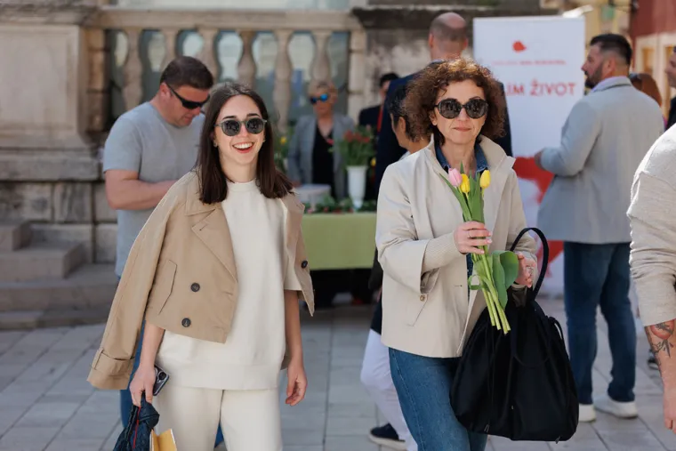 Zar nije malo prerano? Dama u centru Zadra se skinula u kupaći kostim: Svi je gledali u čudu, ali ona ne mari