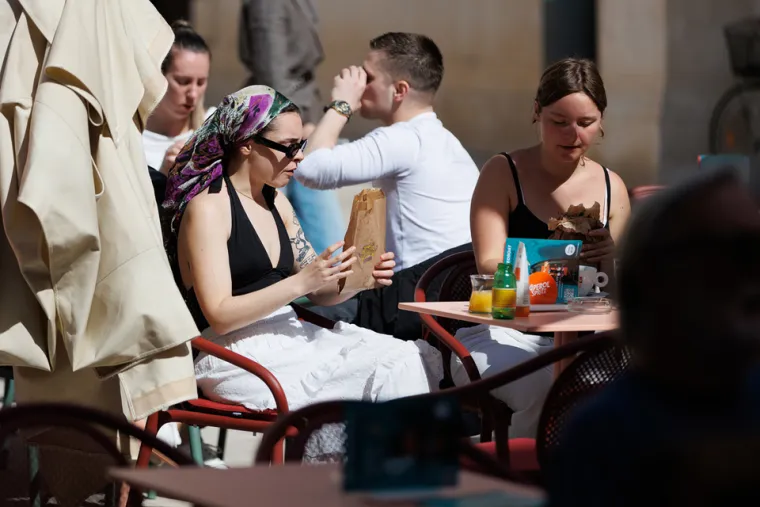 Zar nije malo prerano? Dama u centru Zadra se skinula u kupaći kostim: Svi je gledali u čudu, ali ona ne mari