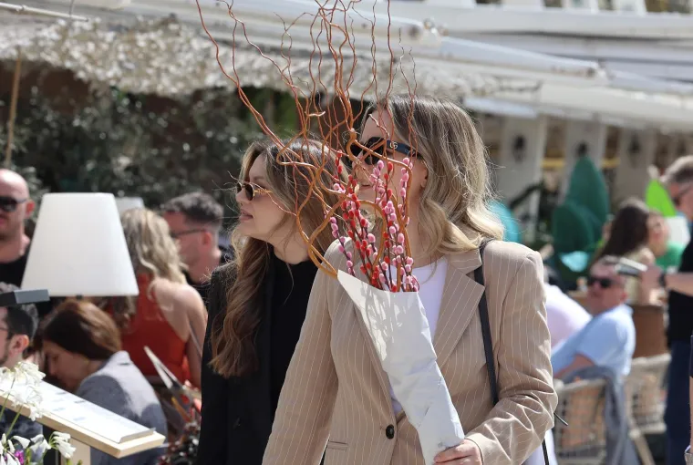 Splitska riva u nedjelju ba&scaron; izgleda kao da je do&scaron;lo proljeće. Dok su neki jo&scaron; u vesticama, mnogi hrabro već nose kratke majice.