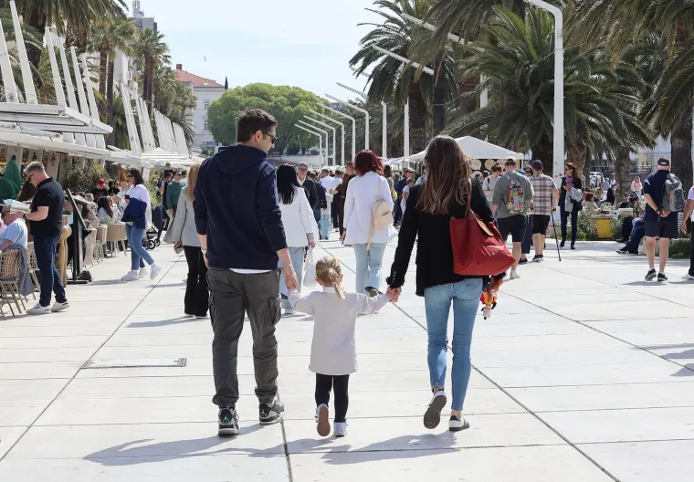 Lijep i sunčan dan 'istjeralo' je ljude u &scaron;etnju. 