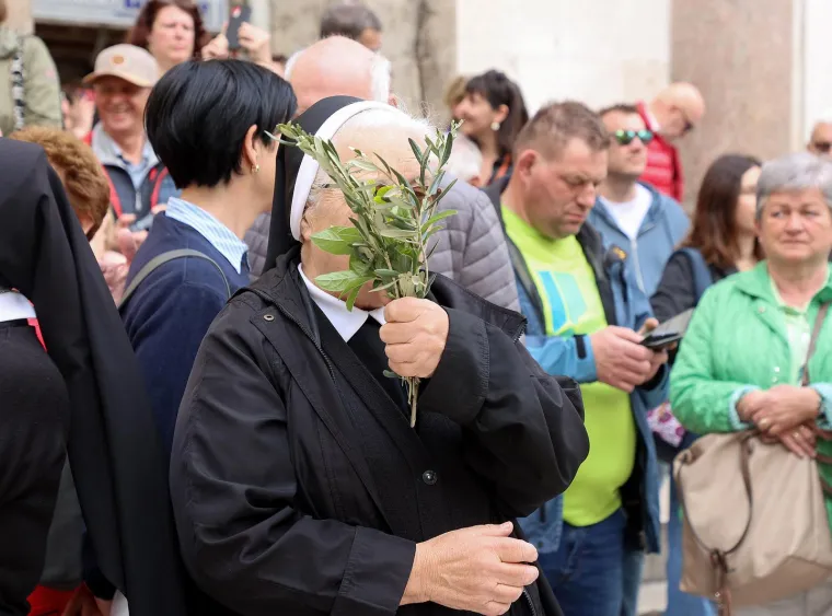 Osim onih koji su dan u Splitu iskoristili za kavicu, bilo je i mnogih vjernika koji su slavili Cvjetnicu.