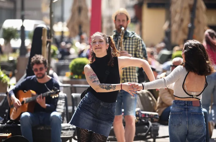Lijepo vrijeme ovog vikenda izvelo ljude na ulice! Evo kako se zabavljaju