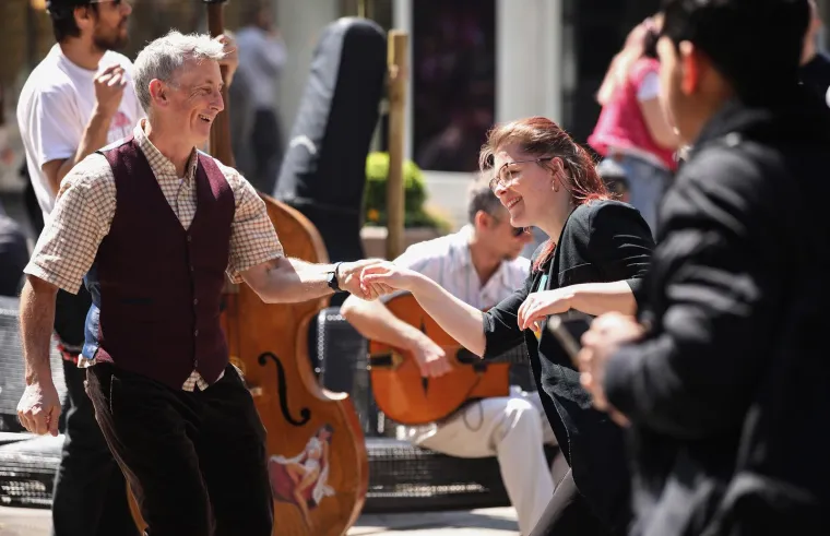 Lijepo vrijeme ovog vikenda izvelo ljude na ulice! Evo kako se zabavljaju