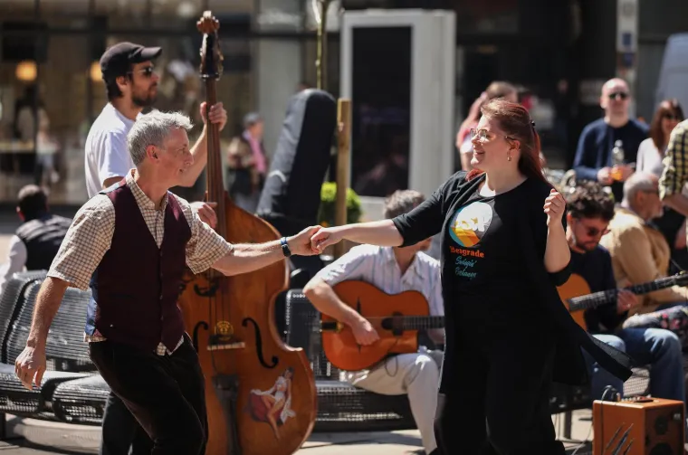 Lijepo vrijeme ovog vikenda izvelo ljude na ulice! Evo kako se zabavljaju