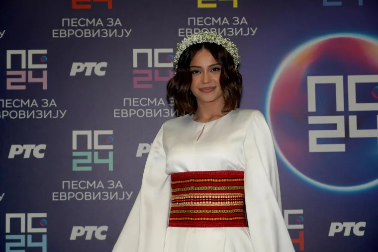 Odjevena u srpsku narodnu nošnju pjevala je o srpskom narodu kao nebeskom, a mnogi su smatrali da njena pjesma govori o Kosovu, što je stvorilo simpatije kod desničara. 