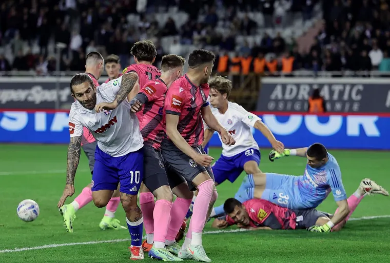 U nastavku pogledajte kako je izgledala bitka na Poljudu između Hajduka i Lokomotive.