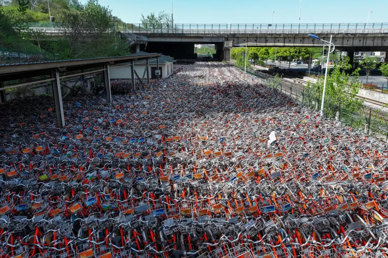 U kineskom gradu Nanjingu, glavnom gradu pokrajine Jiangsu, goleme hrpe napuštenih bicikala strše na rubovima grada poput distopijskih spomenika propaloj industriji dijeljenja bicikala. 