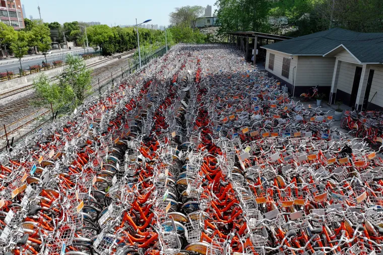 Između 2016. i 2018. godine, Kina je bila svjetski predvodnik u području bike-sharinga, s kompanijama poput Ofo, Mobike i Bluegogo koje su doslovno preplavile ulice milijunima bicikala. 