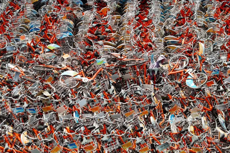 Fotografije s lica mjesta prikazuju kaotične hrpe crvenih, žutih i srebrnih okvira, s volanima i kotačima koji se međusobno isprepliću u nepreglednoj gomili.