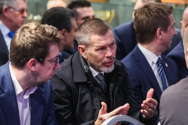 Bobanov povratak u Dinamo izazvao je pravu euforiju među navijačima Plavih. "Ajde Zvone, uvedi reda kao i dok si bio igrač, vrni nam na&scaron; Dinamo", "Na koje god mjesto do&scaron;ao, dobrodo&scaron;ao je. Autoritet se ne gradi iz funkcije nego iz znanja, karizme i iskustva. Tu je Zvone daleko najjači u klubu (a i &scaron;ire) i od danas je on preuzeo odgovornost za Dinamo" i "Legenda Boban , kako je branio BBB 13.05.1990. Dobro do&scaron;ao kući kapetane" neki su od komentara navijača