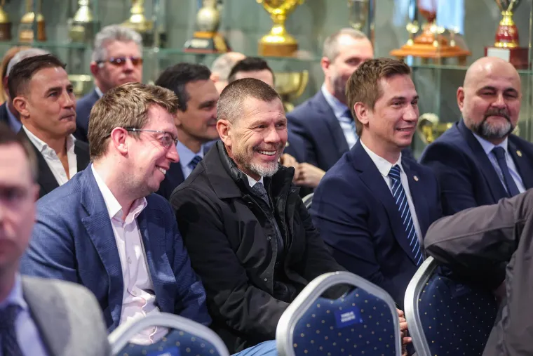 Prema pisanju Sportskih novosti, već se, dan nakon potvrde da se vraća, vidi Bobanov utjecaj u Dinamu &ndash; propao je dogovor s unaprijed najavljenim stranim sportskim direktorom, jer Boban ne prihvaća prosjek. Novi direktor i trener gotovo sigurno će biti domaći ljudi, jer on želi prvu ligu u stručnosti, ne po imenu, već po znanju.