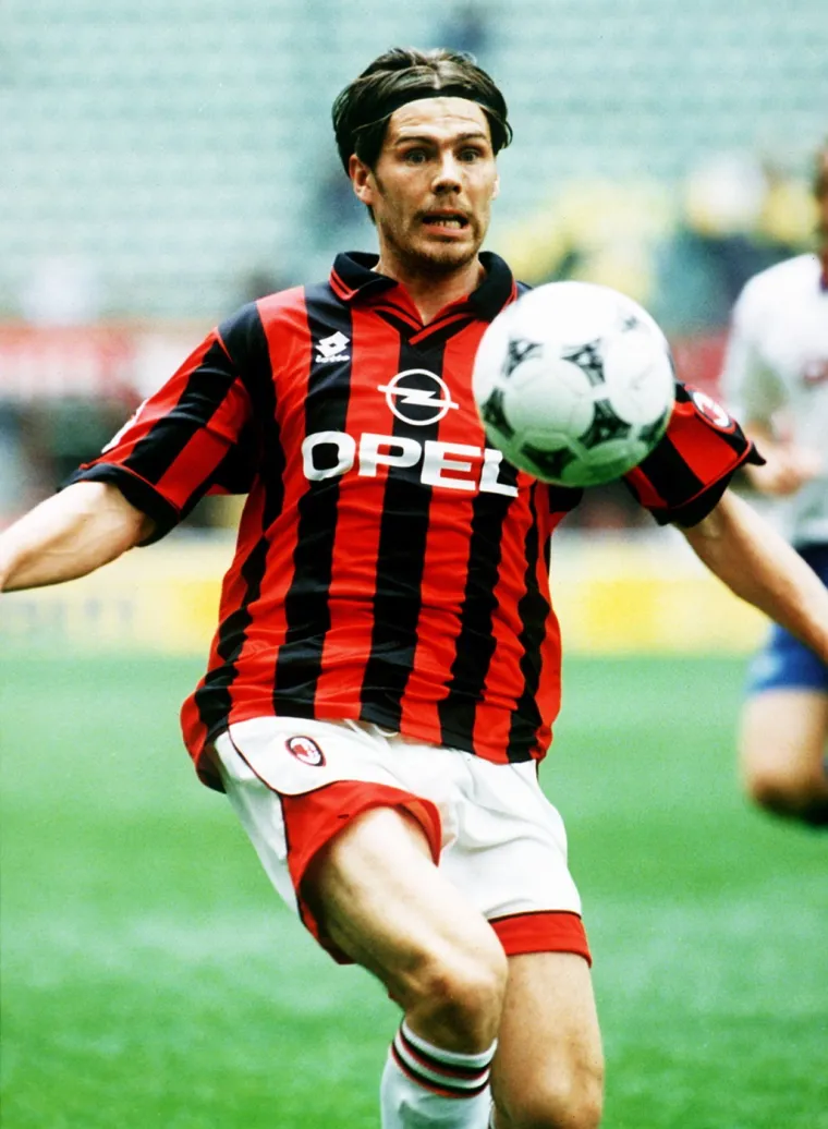 Na primjedbu da je Savićević sasvim drugačijeg mi&scaron;ljenja, Boban je kazao kako Dejan nema o svemu ovom pojma, te kako se u tome nikad ne slažu, ali će potom odmah precizirati kako su, uprkos različitim mi&scaron;ljenjima, njegovi odnosi sa Savićevićem - suigračem u momčadi Milana dobri. Međutim, da nisu nogometa&scaron;i...