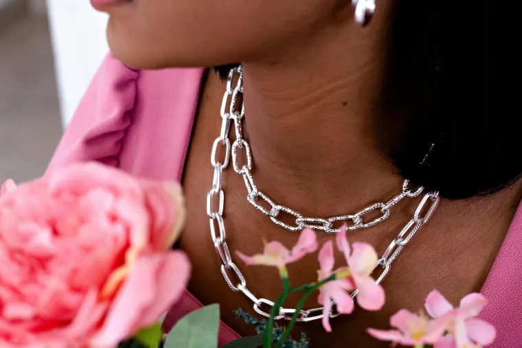 19. Pretjerivanje s nakitom: Previ&scaron;e modnih dodataka također je pogre&scaron;ka. Sve je u ravnoteži. Ako čujete svoj nakit dok hodate, to je znak da ste pretjerali.
