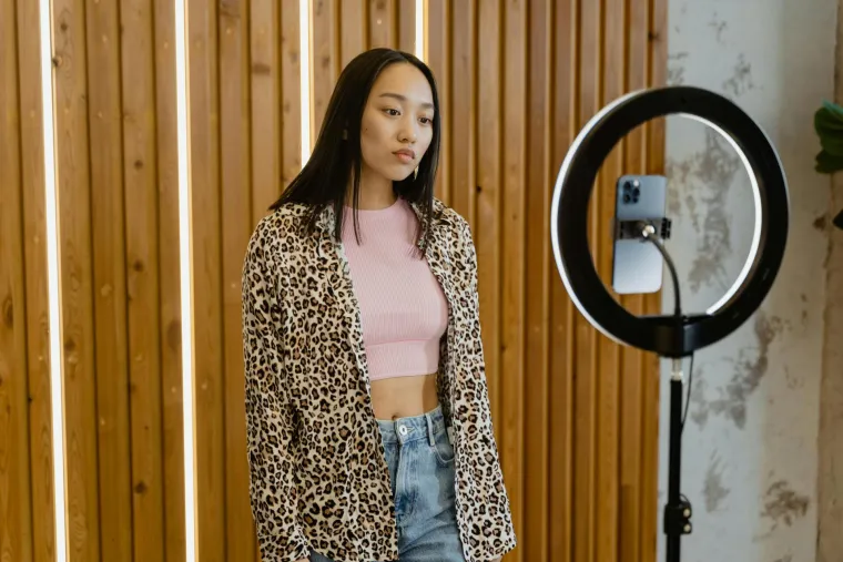 20. Ne prihvaćanje trendova: Praćenjem novih trendova možete osvježiti svoju garderobu. Neće sve funkcionirati za vas, ali neki sigurno hoće. Ljepota je u eksperimentiranju.