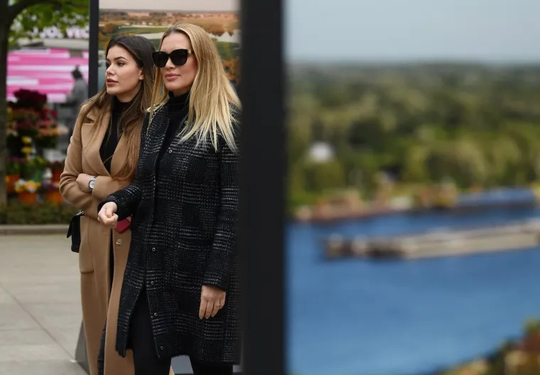 Petra Maroja u šetnji s prijateljicom