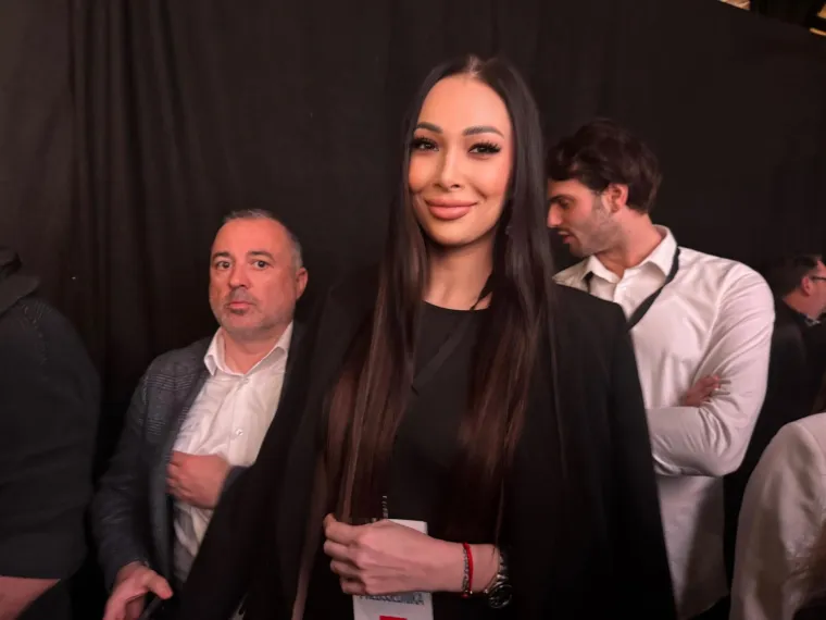 Rođena u Rijeci, Lumbar je odrasla bez oca koji je napustio obitelj kada je imala tri godine. S njim je kontakt ponovno uspostavila tek 2010. godine, nakon 24 godine, tijekom posjeta Beču. Tada su se, prema njezinim riječima, prvi put sreli otkako ju je napustio.