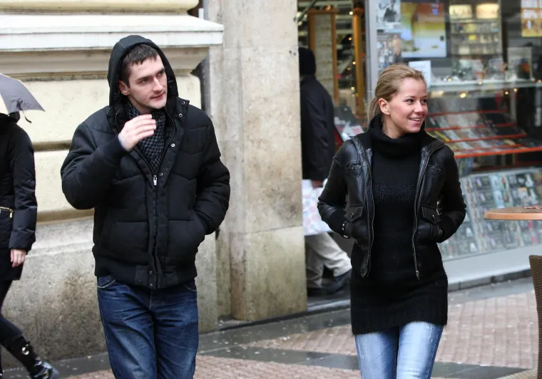 Iako nije sklona otkrivanju privatnih detalja, njezina veza s tada&scaron;njim rukometa&scaron;em, Đurom Ćukom, bila je eksponirana te ih se često moglo vidjeti kako uživaju u dnevnim aktivnostima. Ipak, i ta je veza do&scaron;la kraju nakon otprilike dvije godine.