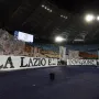 Biancocelesti su odgovorili s &quot;Lazio je tamo gdje su Laziali&quot; sa slikama Koloseja, Anđeoske tvrđave i Foruma koji su ispunili cijelu Curva Nord i tribinu Tevere. 