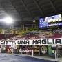 Pobožni regionalizam koji se percipira u cijeloj zemlji jedan je od razloga koji ovaj derbi čine zapaljivim, budući da ga navijači vide kao bitku između dva kluba koja se bore za pravo predstavljanja grada u ostatku zemlje i lokalnog hvaljenja. 