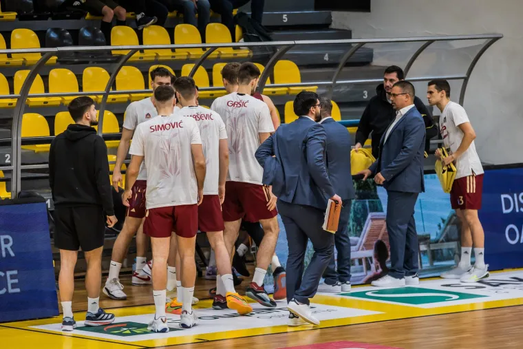 NALJUTIO TRENERA: Filip Barna u nekoliko je navrata postignute trice na Gripama proslavljao s podignuta tri prsta, što se smatra srpskim nacionalističkim pozdravom.