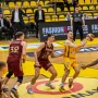 TRENER FMP-A: Saša Nikitović je na pressici nakon utakmice rekao; &apos;Jeste li vidjeli moju trenutačnu reakciju na to? Momentalno sam ušao u teren i rekao sam mu da je to zabranjeno raditi. Prvi put igra u Prvoj ABA ligi. Ne razumije stvari, da se to ne radi na ovom nivou. Trener Splita je pozvao time out, ali na toj minuti odmora sam svojim igračima upravo o tome pričao&quot;. 