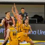 BARNA JE TO NAPRAVIO U PRVOM POLUVREMENU: &quot;Reagirao sam kada sam to vidio. Kada je pogodio onu drugu ja sam odmah reagirao, jer to su stvari koje se ne rade i za najveću osudu je to bilo u tom trenutku. Što se mene tiče ja sam maksimalno odradio svoj dio posla. Opet, on je punoljetan, odrastao. Moje je da mu ukažem na to, ali ne mogu odgovarati za njegov postupke u tom trenutku. Mogu samo reagirati na to&quot;, pojasnio je Nikitović.