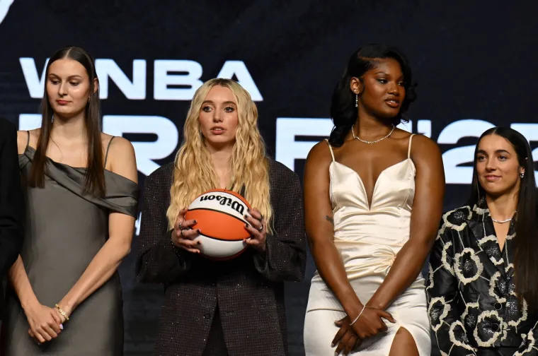 Na draftu održanom 14. travnja 2025. u New Yorku, Paige Bueckers (na slici s loptom u rukama)  je odabrana kao prvi izbor od strane Dallas Wingsa. 