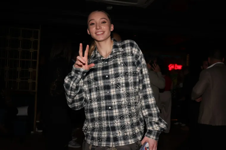 Paige je otvoreno religiozna i često ističe da joj vjera daje snagu i samopouzdanje na terenu. Organizirala je humanitarne košarkaške kampove &quot;Buckets with Bueckers&quot; za djecu u Minnesoti i Montani, a na dodjeli nagrada ESPY 2021. godine posebno je istaknula važnost podrške crnim sportašicama.