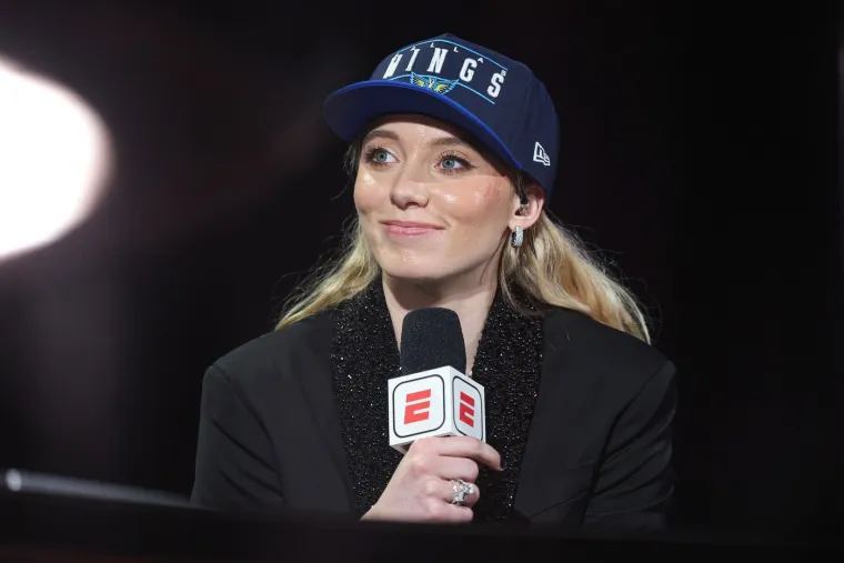 Rođena u listopadu 2001. u Minnesoti, Paige je najstarije dijete Boba Bueckersa i Amy Fuller. Roditelji su joj se razveli kad je imala tri godine. Ostala je živjeti s ocem, softverskim inženjerom i bivšim košarkašem, koji je bio njezin prvi trener. Majka Amy, bivša atletičarka, preselila se u Montanu.