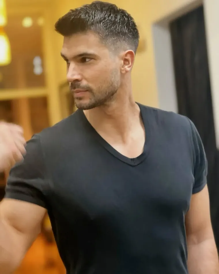 Rođeni Beograđanin već se  dugi niz godina bavi modelingom, zbog čega je bio zapažen i od strane redatelja filmova, serija i spotova.