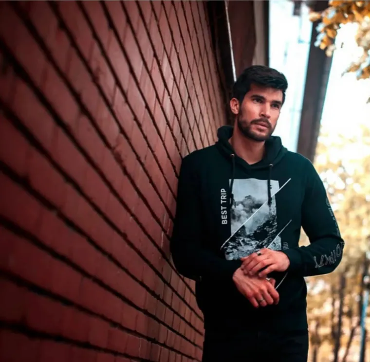 Ono što ga je oduvijek najviše ispunjavalo bila je umjetnost pa se tako Miloš u slobodno vrijeme bavi i sviranjem gitare, pjevanjem te pisanjem poezije.
