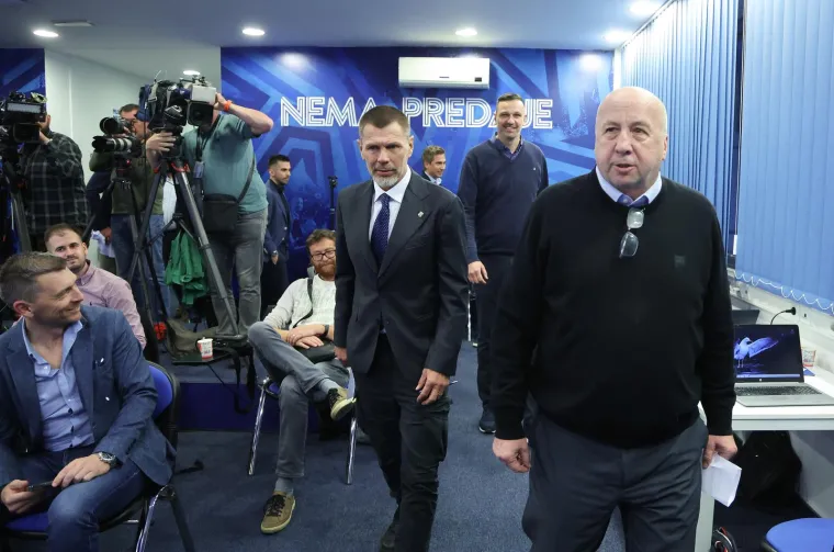 Svi su s po&scaron;tovanjem gledali njegov ulazak u Plavi salon.