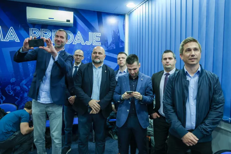 "S nepunih 18 je debitirao, kao tinejdžer zabio prvi pogodak i postao &bdquo;plavi&ldquo; kapetan", napisali su.