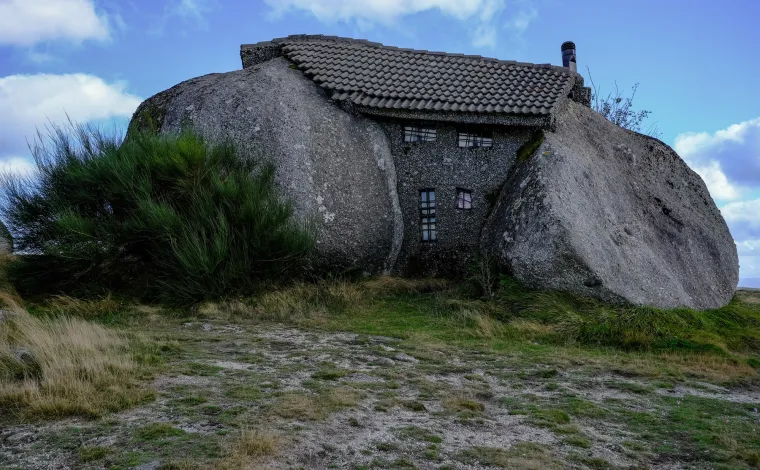 CASA DO PENEDO, PORTUGAL - Izgrađena između četiri ogromne stijene 1974. godine, ova kuća u Portugalu izgleda kao da je iz prapovijesti ili iz crtića &quot;Obitelj Kremenko&quot;, koji je navodno poslužio kao inspiracija. Iako je prvotno bila privatna vikendica, zbog ogromnog interesa turista pretvorena je u mali muzej.