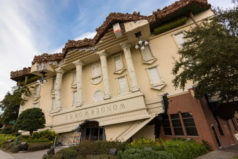 WONDERWORKS, TENESSEE - Ova zgrada izgleda kao da je klasični muzej iščupan iz temelja i bačen naopako od strane tornada. Namjerno je dizajnirana naopako kako bi privukla posjetitelje u ovaj unutarnji zabavni park i edukativni centar. Čak je i predvorje okrenuto naglavačke.