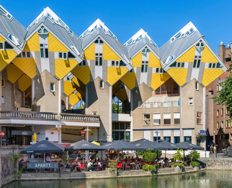 KUBUSNE KUĆE, ROTTERDAM - Arhitekt Piet Blom dizajnirao je ove kuće kao &quot;stabla&quot; u &quot;šumi&quot;. Svaka kuća je kocka nagnuta pod kutom od 45 stupnjeva, postavljena na šesterokutni stup. Ovaj kompleks iz 1977. godine istražuje koncept urbanog življenja visoke gustoće, a jedna od kuća otvorena je kao muzej (Kijk-Kubus).