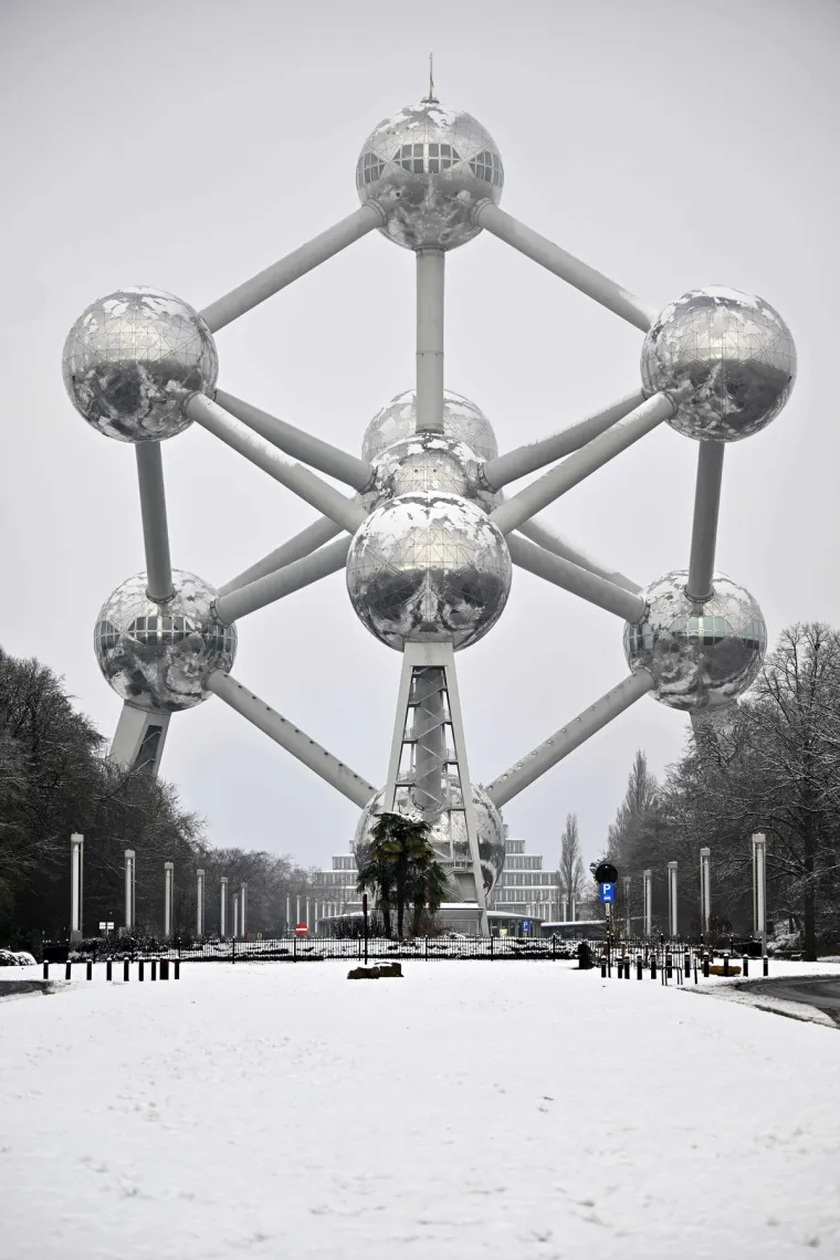 ATOMIUM, BRUXELLES - Izgrađen za Svjetsku izložbu 1958., Atomium predstavlja uvećanu kristalnu strukturu željeza (165 milijardi puta). Devet sfera povezanih cijevima sadrži izložbene prostore i restoran s panoramskim pogledom. Iako tehnički nije zgrada u klasičnom smislu, postao je simbol Bruxellesa.