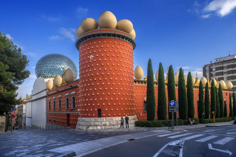 KAZALIŠTE I MUZEJ DALI, FIGUERES - Posvećen nadrealističkom umjetniku Salvadoru Dalíju, ovaj muzej u njegovom rodnom gradu i sam je nadrealno djelo. S divovskim jajima na krovu, neobičnom fasadom i staklenom geodetskom kupolom, zgrada ostvaruje Dalíjevu želju za &quot;potpuno teatralnim muzejom&quot; koji posjetitelje ostavlja s osjećajem da su proživjeli san.