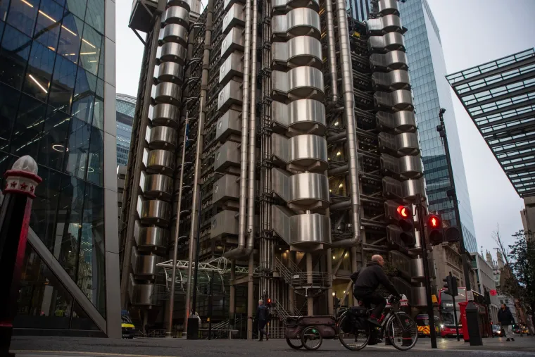 LLOYD&apos;S BUILDING, LONDON - Poznata i kao &quot;zgrada okrenuta naopačke&quot;, sjedište osiguravajuće kuće Lloyd&apos;s of London ima sve instalacije (cijevi, dizala, stepenice) smještene s vanjske strane kako bi se maksimizirao unutarnji prostor. Dovršena 1986. prema dizajnu Richarda Rogersa, ova čelično-staklena struktura izgleda futuristički.