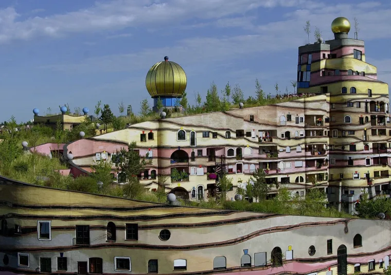 WALDSPIRALE, DARMSTADT, NJEMAČKA - U prijevodu &quot;Šumska spirala&quot;, ova stambena zgrada dovršena 2000. godine djelo je austrijskog arhitekta Friedensreicha Hundertwassera. Zgrada u obliku slova U ima šarenu fasadu, krovni vrt s drvećem, više od 1000 prozora (svaki jedinstven) i 105 stanova. Nema ravnih linija ni pravih kutova, a čak su i kvake na vratima različite.