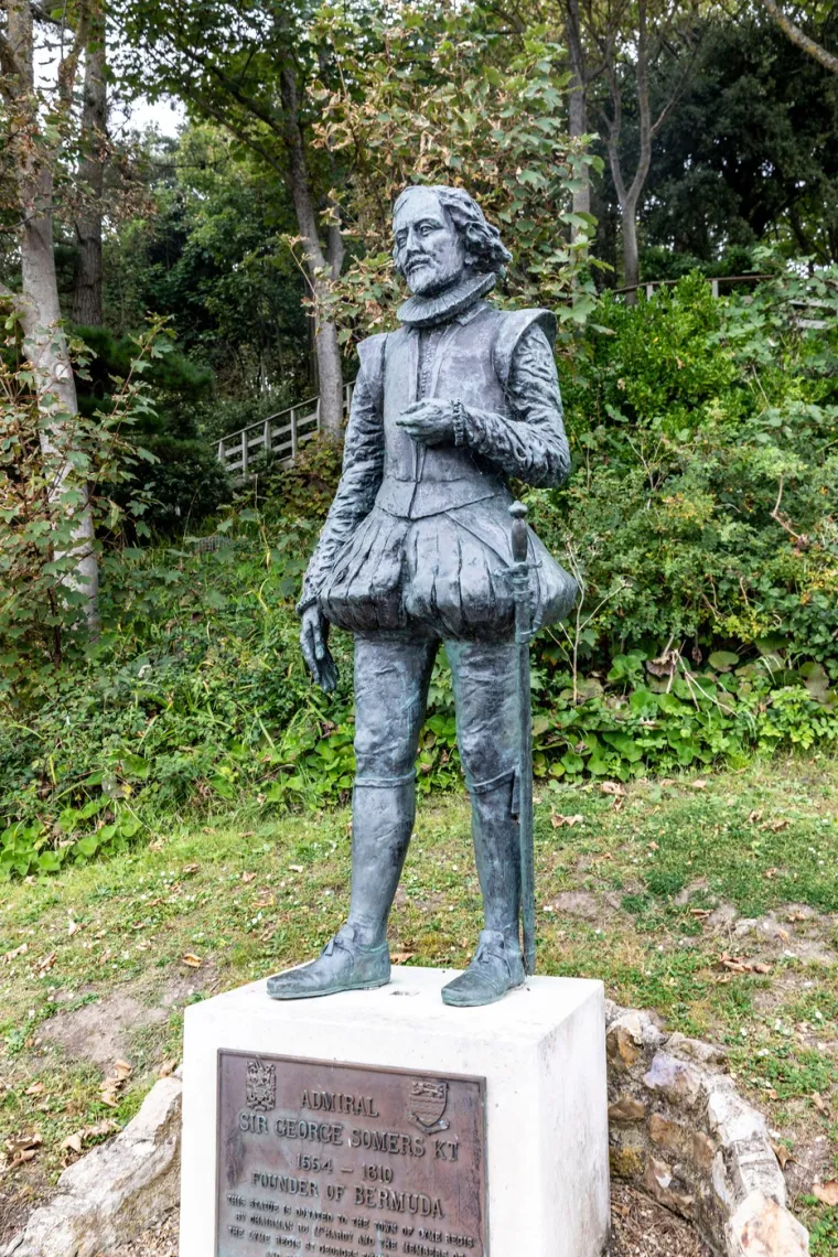 1. Naseljavanje Bermuda - Godine 1609. sir George Somers krenuo je na put prema novoj engleskoj koloniji Jamestown u Virginiji. Flota od sedam brodova krenula je iz Plymoutha u Engleskoj prema svom odredištu, a njen vodeći brod, Sea Venture, prevozio je ljude, hranu i zalihe za novu koloniju. Flotu je zahvatilo snažno nevrijeme i brodovi su se razdvojili.