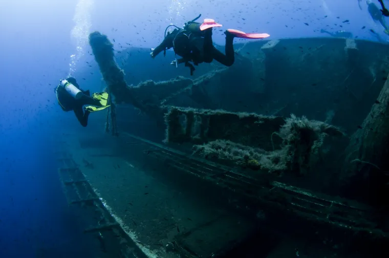 Internetski portal Bermuda Attractions navodi da postoji više od 300 olupina brodova na morskom dnu koje okružuje Bermude. Misterij je zašto tako mnogo plovila tone u tim vodama. Osim brodova, 20 aviona nestalo je na području Bermudskog trokuta.