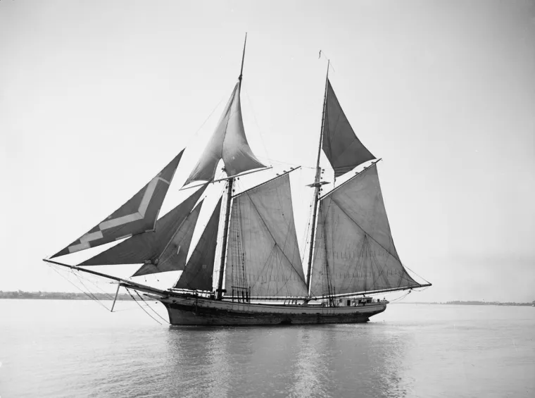 5. Misterija broda Carroll A. Deering - Trgovački jedrenjak s pet jarbola Carroll A. Deering pronađen je 31. siječnja 1921. godine nasukan na opasnim stijenama Diamond Shoalsa uz obalu rta Hatteras u Sjevernoj Karolini. Nagađalo se da je plovilo umiješano u krijumčarenje ruma.