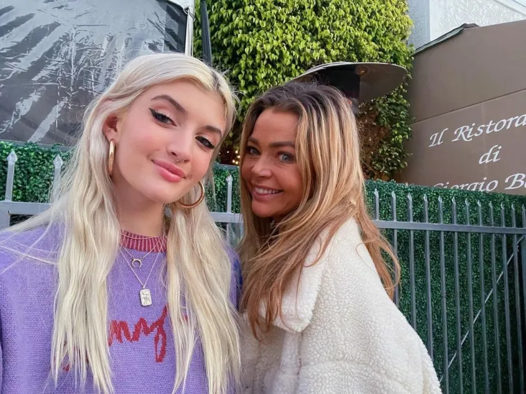 Sami Sheen (21), kći glumačkog para Charlieja Sheena i Denise Richards, odavno je prestala biti samo &apos;&apos;dijete slavnih“. Rođena 9. ožujka 2004. u Los Angelesu, odrasla je pred očima javnosti, okružena kontroverzama, obiteljskim sukobima i naslovnicama tabloida. 