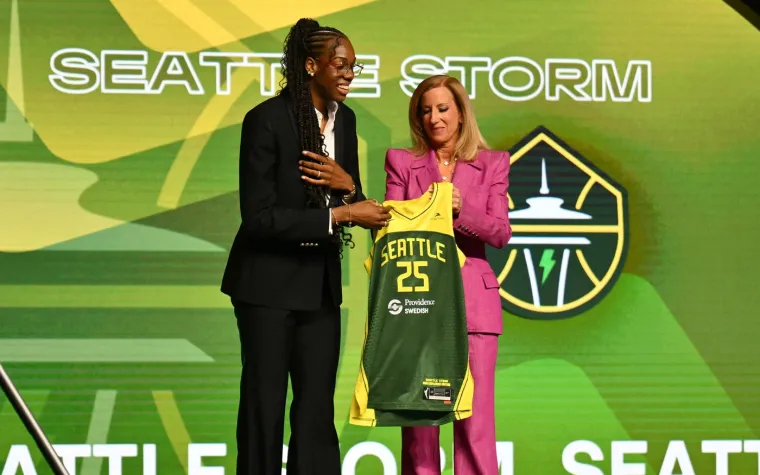 Čudo prirode s ogromnim rasponom ruku: 'Ženski Wembanyama' zakucava od 15., a sada hara s Hrvaticom