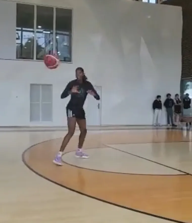 Čudo prirode s ogromnim rasponom ruku: 'Ženski Wembanyama' zakucava od 15., a sada hara s Hrvaticom