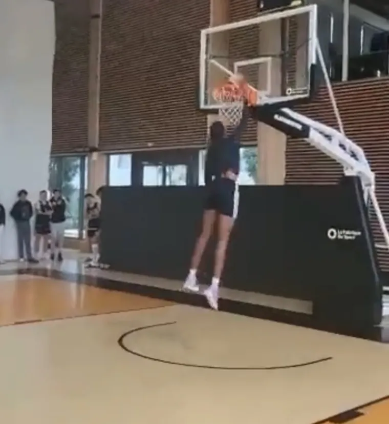 Čudo prirode s ogromnim rasponom ruku: 'Ženski Wembanyama' zakucava od 15., a sada hara s Hrvaticom